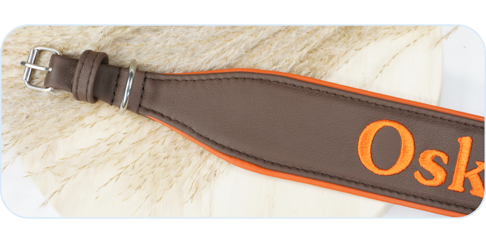Besticktes Namenshalsband aus Leder