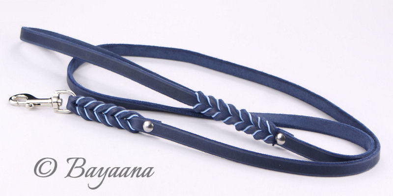Fettleder-Leine in Dunkelblau mit hellblauer Einflechtung und silberfarbigen Beschlägen