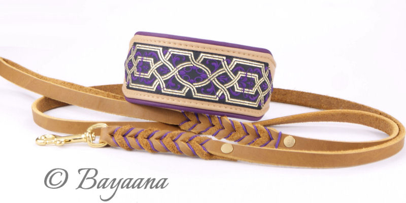 Halsband Purple Elegance mit Fettlederleine in Dunkel-Karamell mit Einflechtung in Lila und Messingbeschlägen