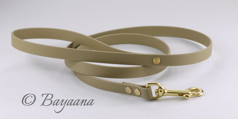 Biothane-Leine in Schlamm mit Messingbeschlägen