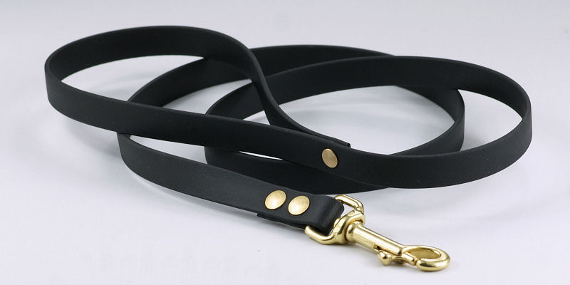 Biothane-Leine in Schwarz mit Messingbeschlägen